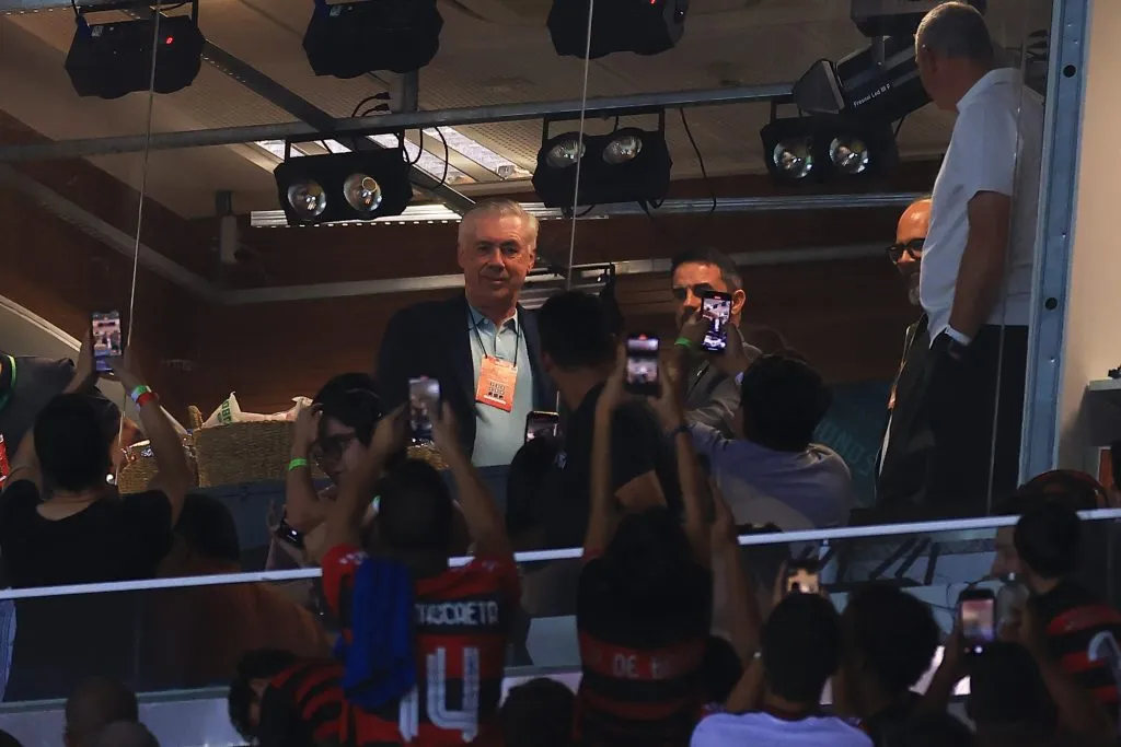 Carlo Ancelotti viendo in situ el encuentro del Mengao | FOTO: Buda Mendes/Getty Images
