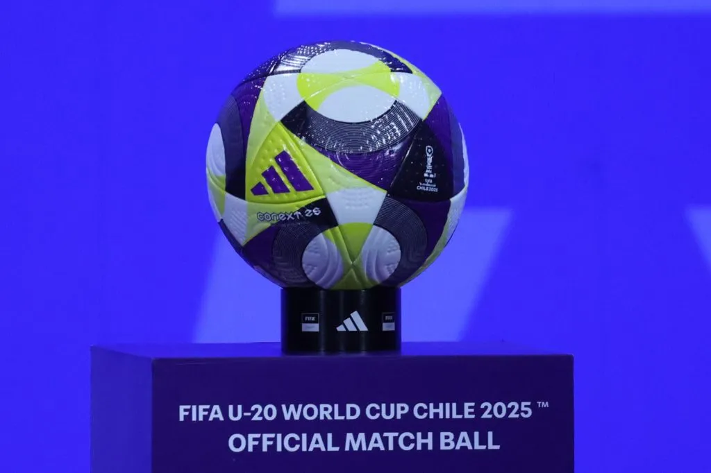 El balón oficial del Mundial Sub 20 Chile 2025. (Foto: Dragomir Yankovic/Photosport)