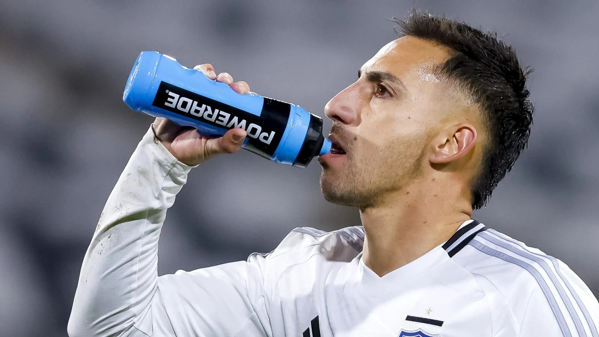 Correa llamó la atención con su actitud tras el triunfo de Colo Colo | FOTO: Pepe Alvujar/Photosport