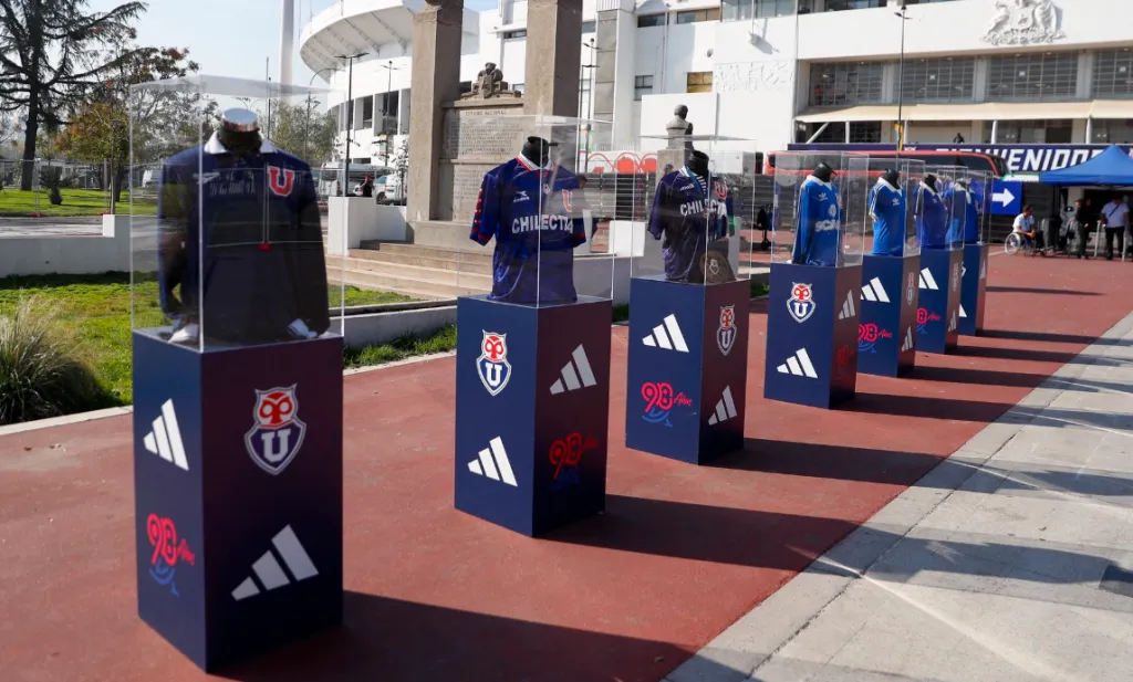 Además, la U expuso en las inmediaciones del Estadio Nacional las camisetas históricas del club | FOTO: Universidad de Chile