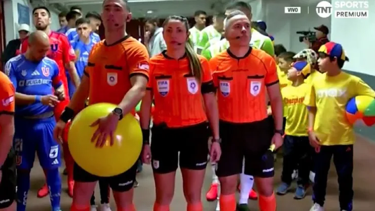 En el partido de U. de Chile vs. O'Higgins se vivió un curioso "homenaje" a Chespirito.