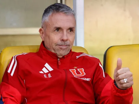 Álvarez lanza divertida broma a periodista por falta de laterales en la U