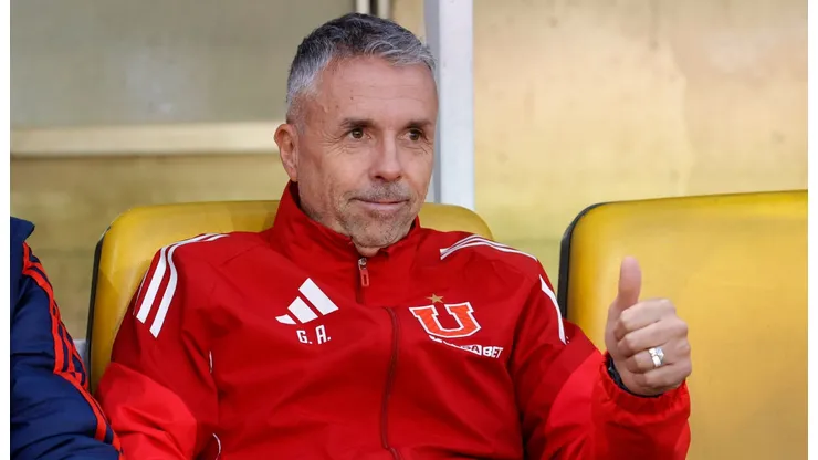 Álvarez lanza divertida broma a periodista por falta de laterales en la U