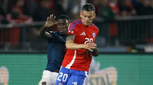 Charles Aránguiz podría ser nueva baja para La Roja (Foto: Andres Pina/Photosport)