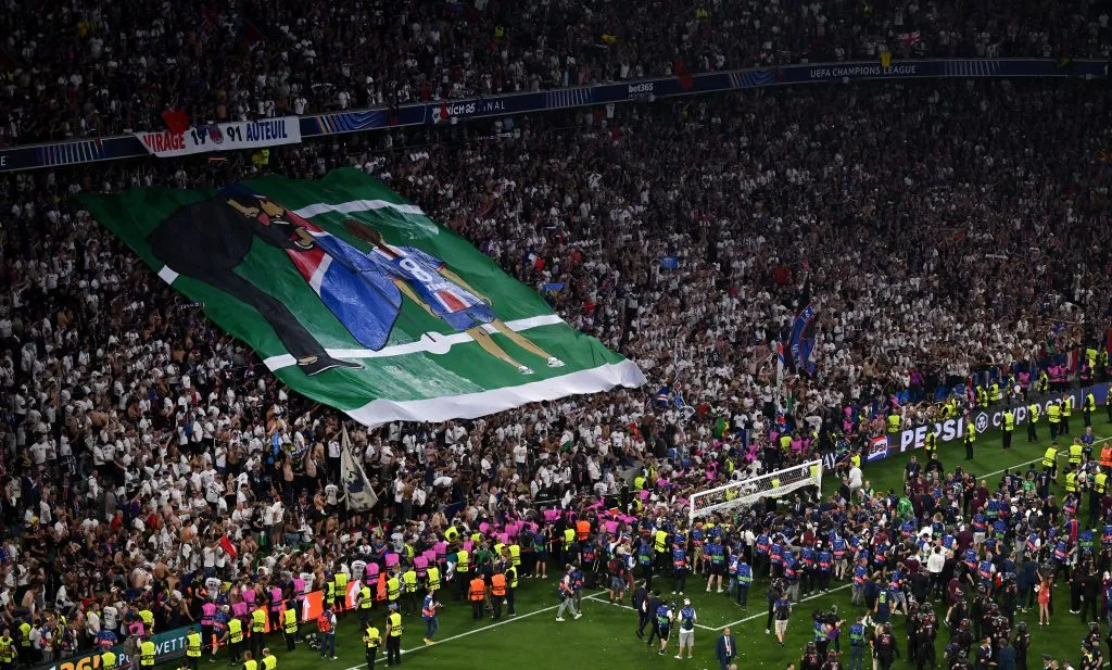 El gesto de la hinchada del PSG con Luis Enrique tras conseguir la Champions League. (Foto: Dan Mullan/Getty Images)