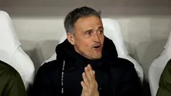 Luis Enrique se vio sorprendido por broma de leyenda de la UFC en pleno festejo de Champions (Photo by Alex Grimm/Getty Images)