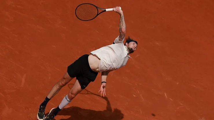 Alexander Bublik hace de las suyas en Roland Garros (Getty Images).