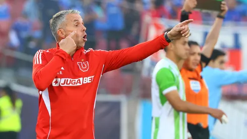 Gustavo Álvarez sufre en la U con las 9 bajas ante Curicó (Photosport).