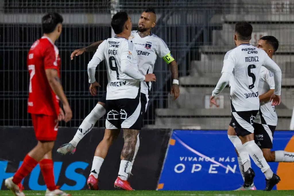 Colo Colo ganó por la mínima tras un penal que convirtió Vidal (Photosport).