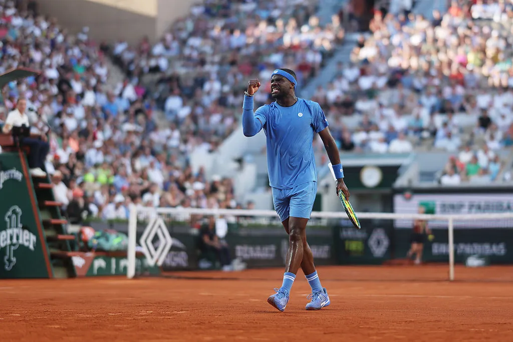 Frances Tiafoe hace de las suyas en París (Getty Images).