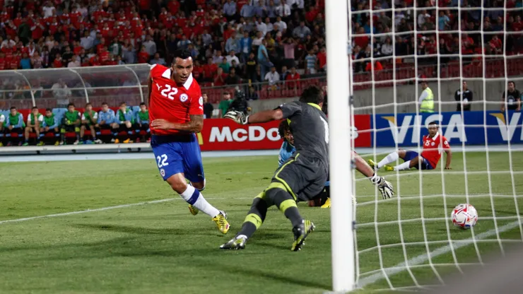 Esteban Paredes fue figura frente a Uruguay en ese duelo eliminatorio (Photosport).