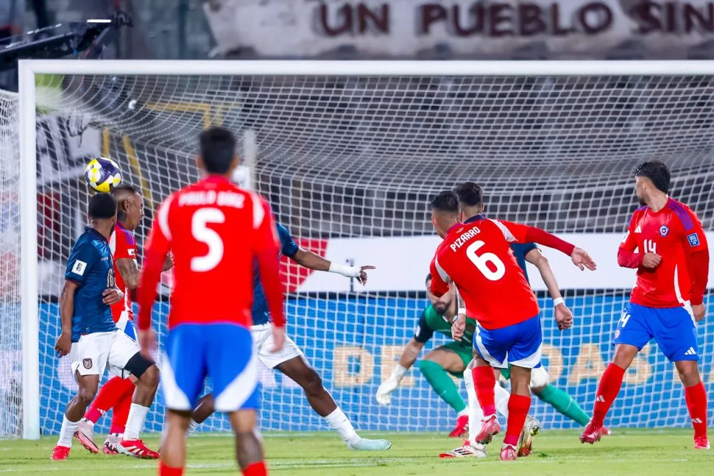 Como ha sido la tónica de las Eliminatorias, Chile depende de un milagro (Photosport).