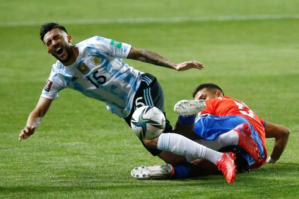 Nico González enfrentando a Chile en las Eliminatorias a Qatar | FOTO: Marcelo Hernandez/Photosport