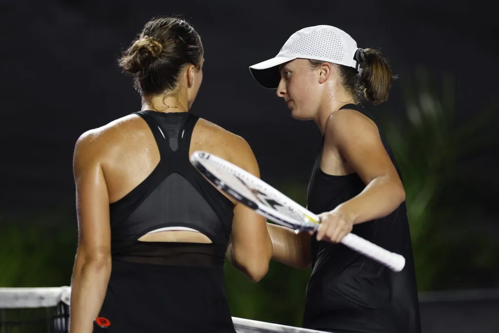 Aryna Sabalenka e Iga Swiatek jugarán en semifinales de Roland Garros. (Foto: Getty)