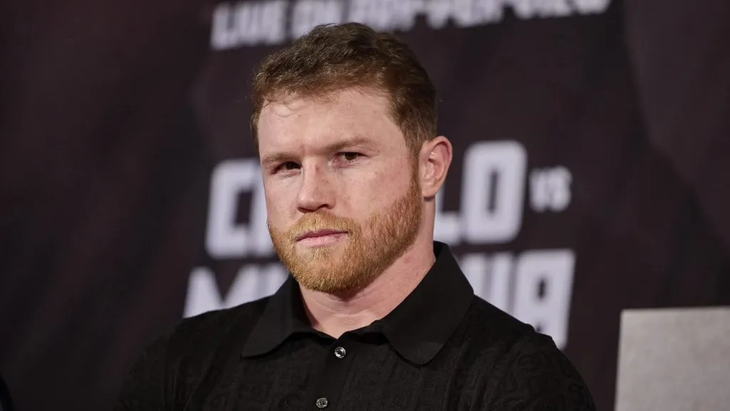 Canelo Álvarez se encuentra lesionado y pasará un largo tiempo de recuperación que hace dudar de su continuidad en el boxeo.