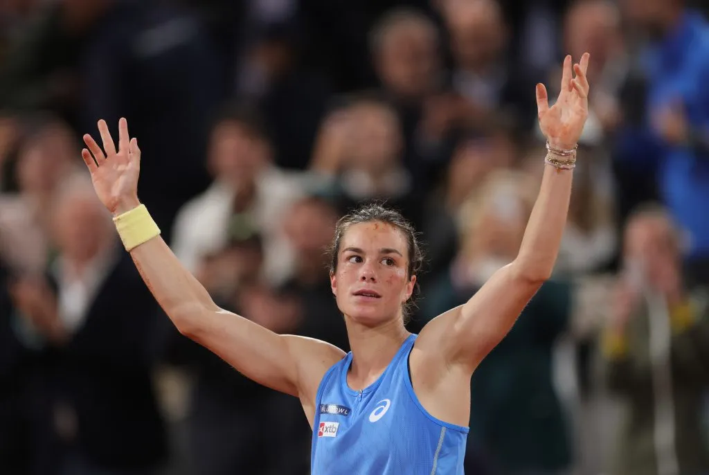 En los tres primeros encuentros jugó sin publicidad alguna, luego apareció con dos logos en su camiseta: la cadena de hoteles Hyatt y el portal inversor XTB | FOTO: Getty Images