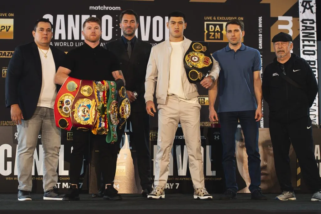 Dimitry Bivol y Canelo Álvarez tienen ganancias muy dispares (Photo by Matt Thomas/Getty Images)