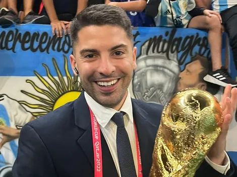 Periodista argentino recibe un inesperado regalo de los hinchas de la U