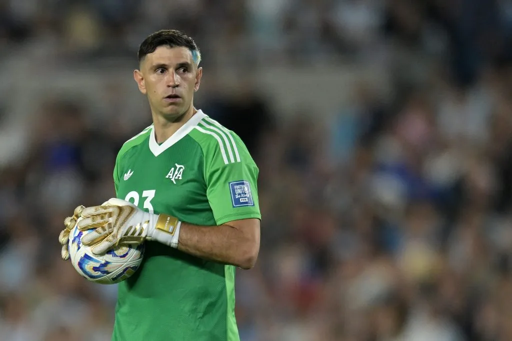 Emiliano Martínez fue silbado fuerte por los fanáticos chilenos las veces que tocó el balón. (Foto: Getty)