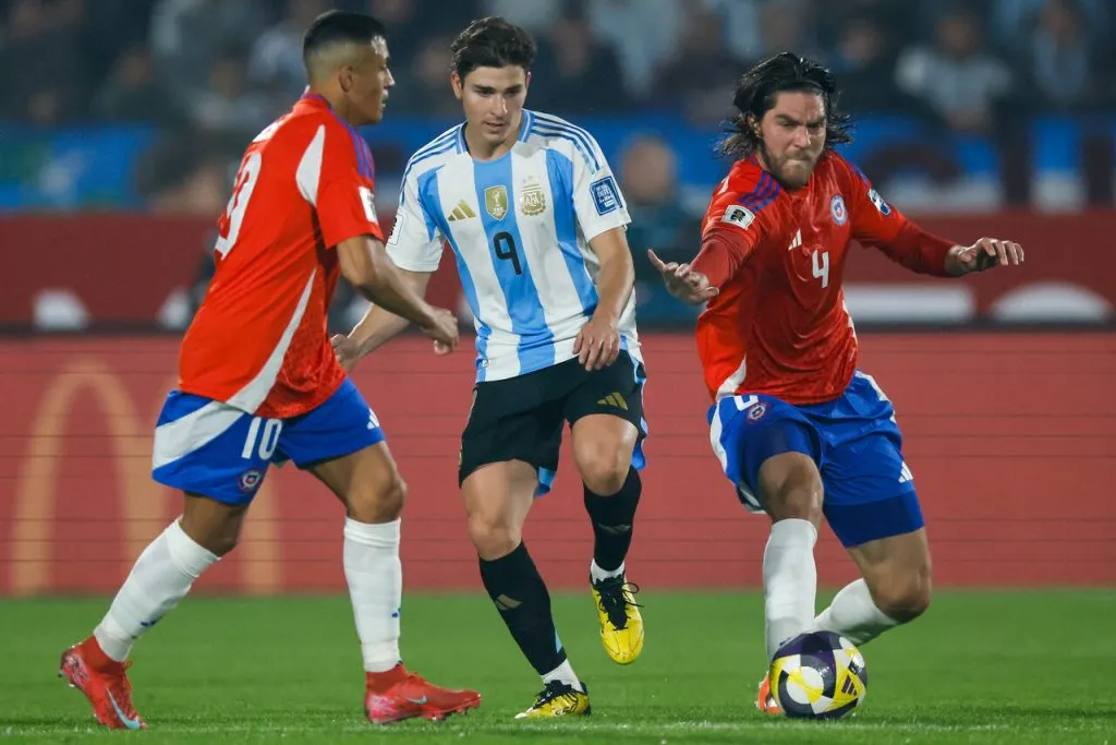 Francisco Sierralta se lleva todas las críticas en la Roja (Photosport).