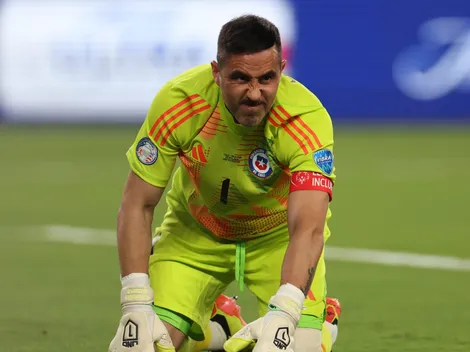 Ex seleccionado nacional trata de sapo y asegurado a Claudio Bravo