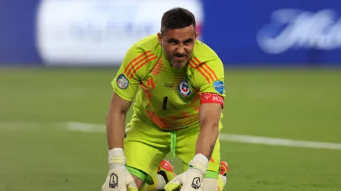 Claudio Bravo recibe brutal ataque de un excompañero de la Selección Chilena.