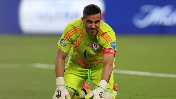 Claudio Bravo recibe brutal ataque de un excompañero de la Selección Chilena.