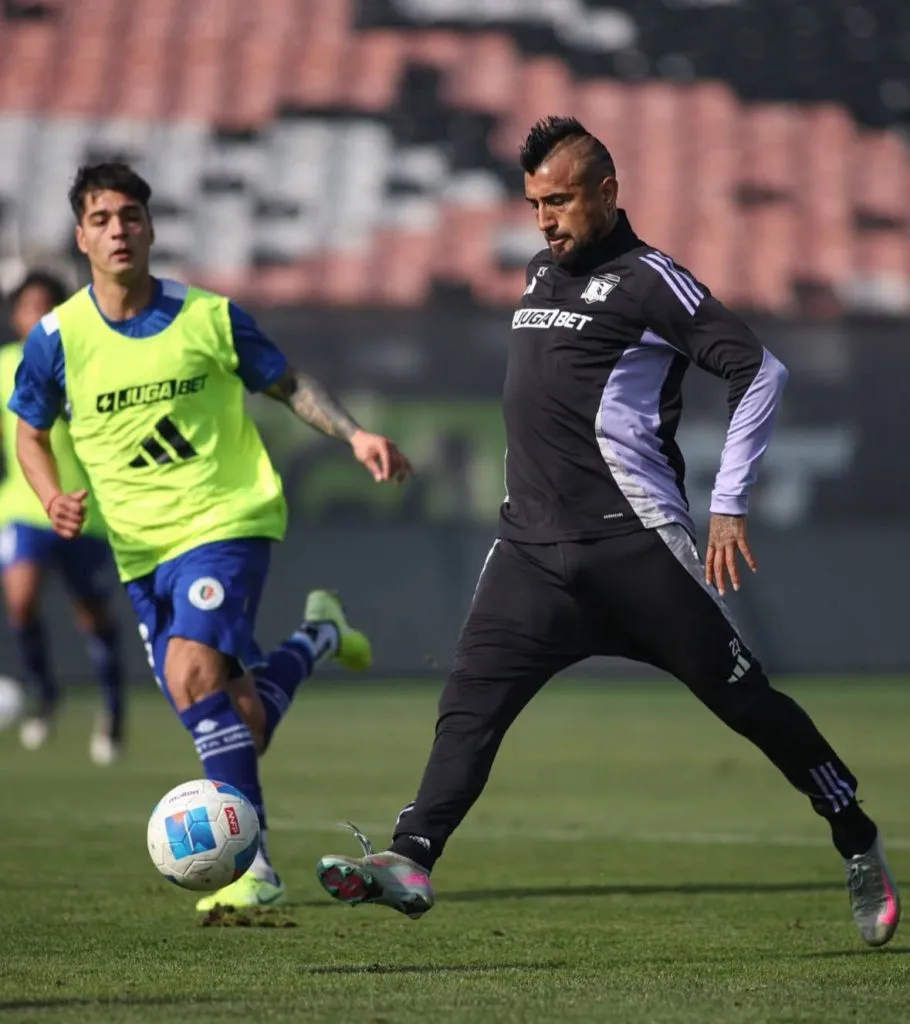 Arturo Vidal se sacó los balazos ante Deportes Santa Cruz. (Foto: @colocolooficial)