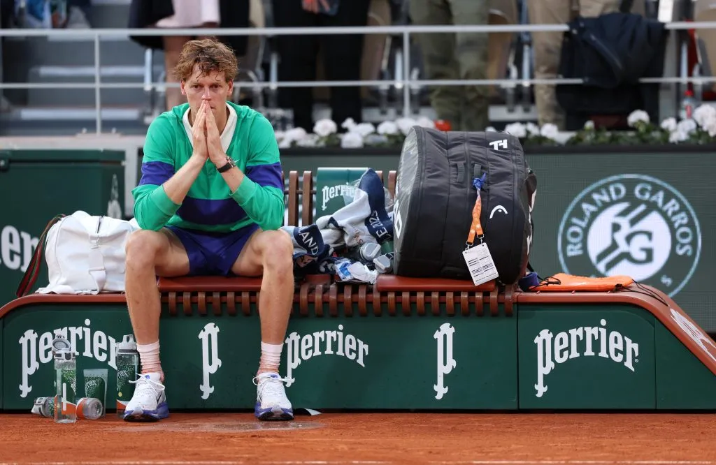 Jannik Sinner queda decepcionado por el cuarto set en la final de Roland Garros ante Carlos Alcaraz. (Foto: Getty)