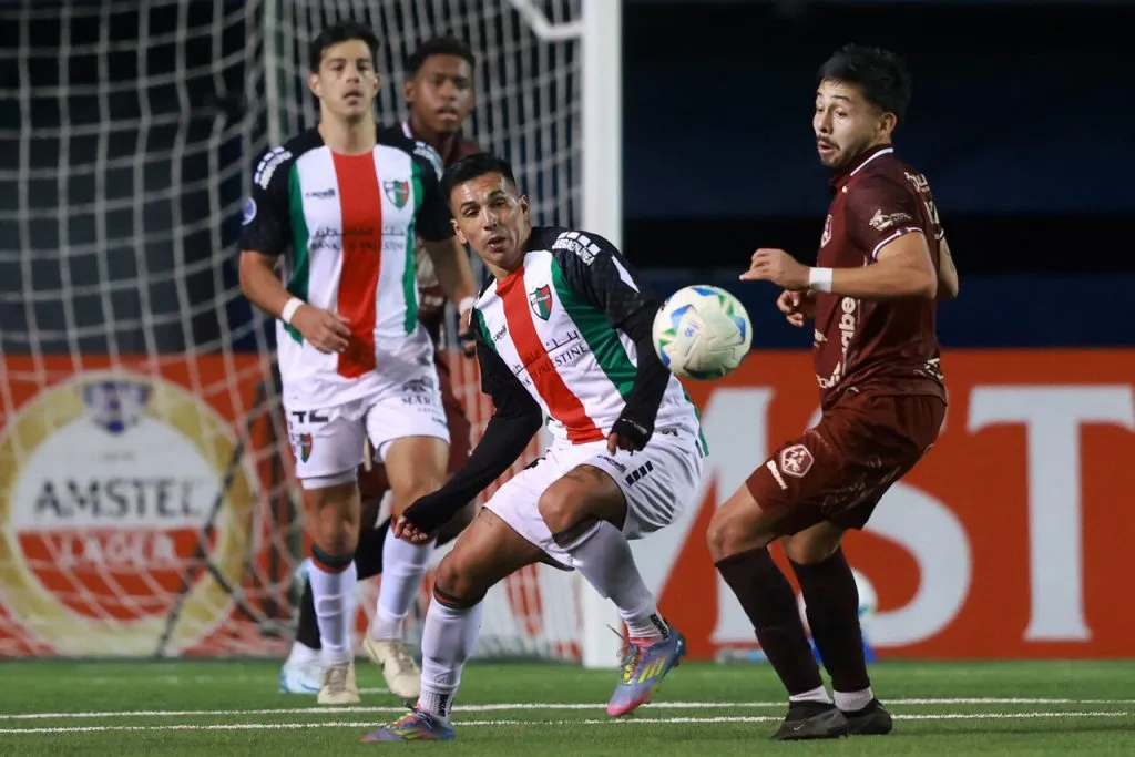 Abrigo es el deseo de la UC | Foto: Photosport