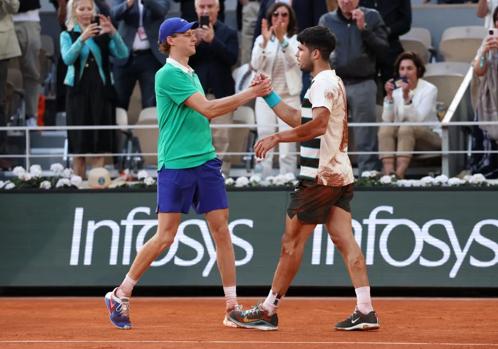Carlos Alcaraz y Jannik Sinner se lucieron en una final impresionante de Roland Garros 2025. (Foto: Getty)