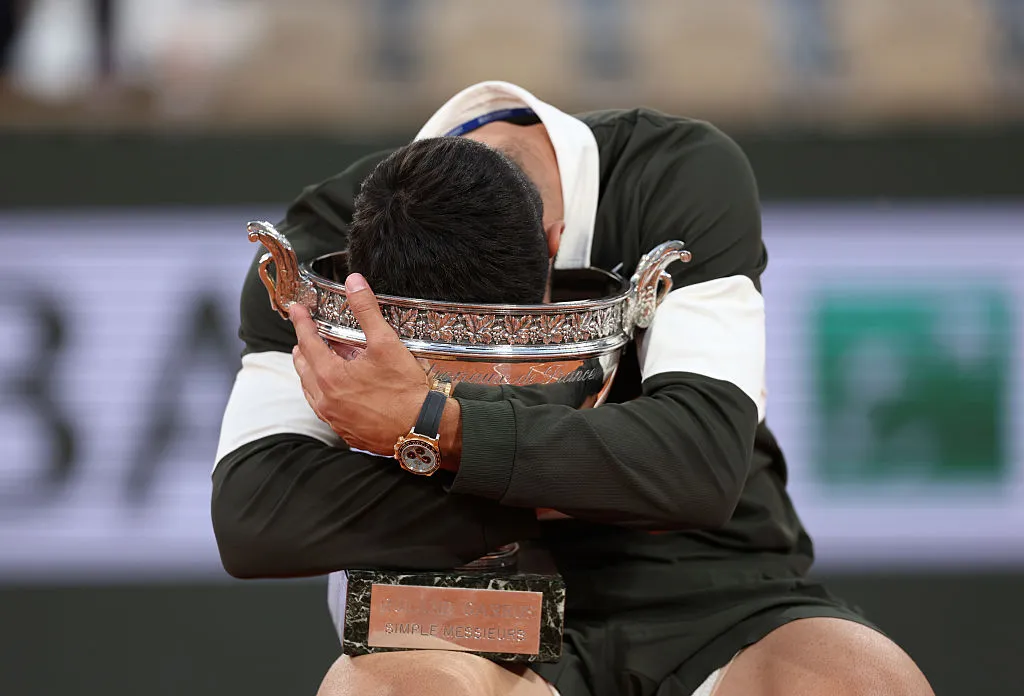 Carlos Alcaraz abrazado a la Copa de los Mosqueteros tras ganar Roland Garros (Getty Images)