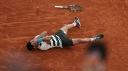 Carlos Alcaraz en el suelo festeja una remontada increíble (Getty Images).
