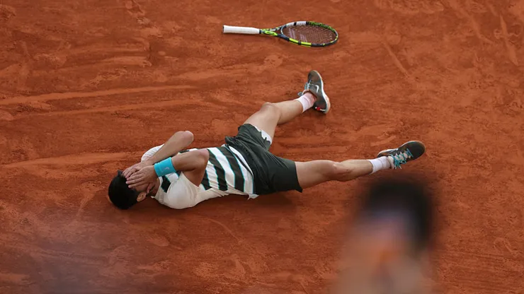 Carlos Alcaraz en el suelo festeja una remontada increíble (Getty Images).
