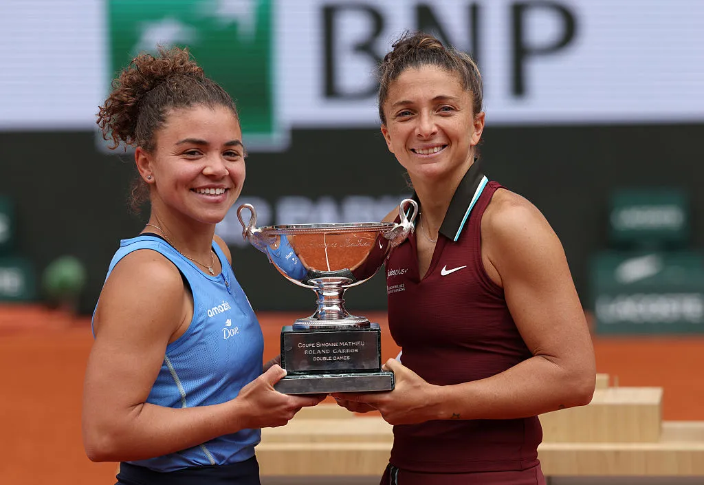 Sara Errani (de rojo) junto a Jasmine Paolini festejando el título en París (Getty Images)