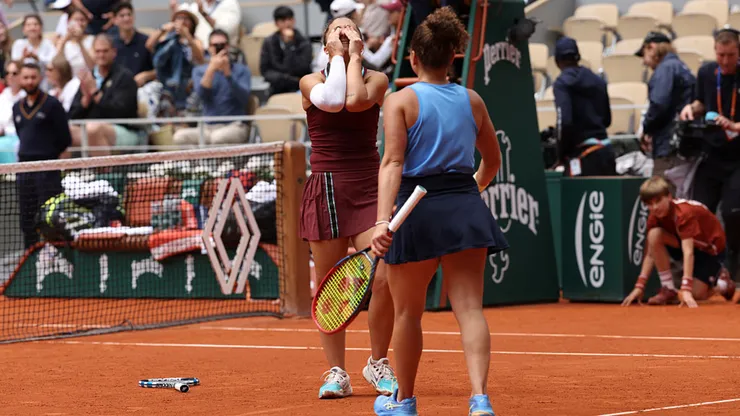 Sara Errani festejando junto a Jasmine Paolini el título de dobles en Roland Garros (Getty Images).