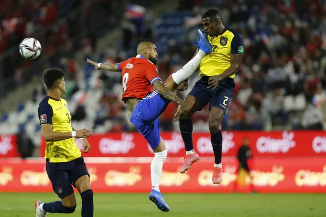 La infracción de Arturo Vidal a Félix Torres en el Chile vs. Ecuador de las Eliminatorias a Qatar 2022. (Foto: Getty)