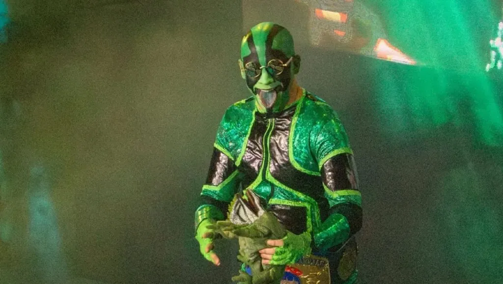 Mr. Iguana sigue robándose todas las miradas luego de su exitoso paso por el evento Worlds Collide entre WWE y AAA.