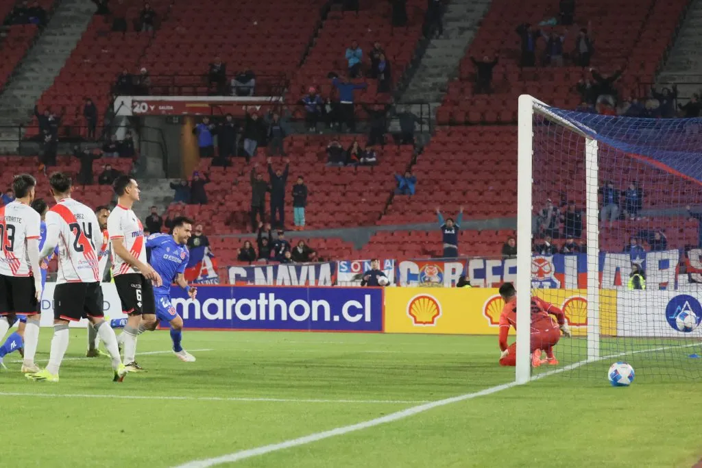Zaldivia y la apertura de la cuenta ante Curicó | FOTO: Dragomir Yankovic/Photosport