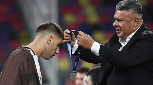 Leonel Picco recibiendo la medalla de campeón del fútbol argentino.