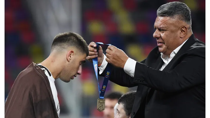 Leonel Picco recibiendo la medalla de campeón del fútbol argentino.