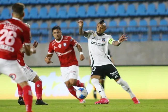 Arturo Vidal desperdició un penal en el duelo entre Colo Colo y Deportes Iquique. (Photosport)