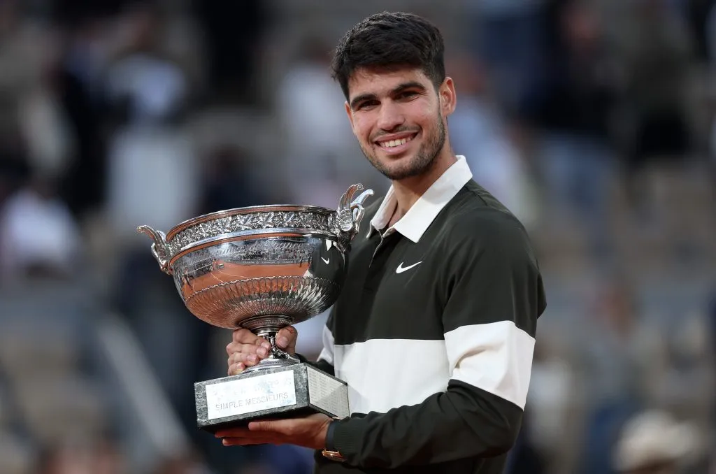 Carlos Alcaraz levantando el trofeo de Roland Garros | FOTO: Julian Finney/Getty Images