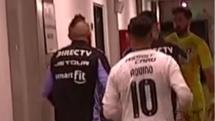 Un fuerte encontrón protagonizaron Arturo Vidal y Fernando De Paul. (Foto: Captura)