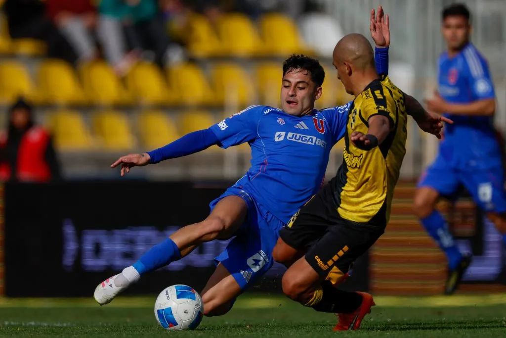 Álvarez sacó sin asco a Javier Altamirano. | Foto: Photosport