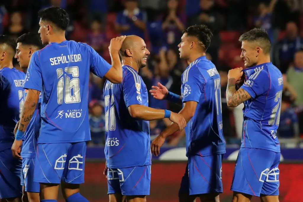 Marcelo Díaz y la unión del plantel del Romántico Viajero | FOTO: Jonnathan Oyarzun/Photosport