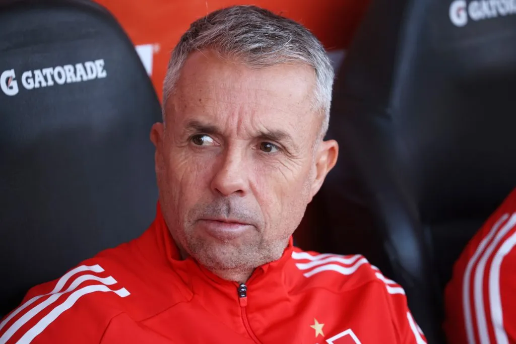 Gustavo Álvarez tiene en mente incorporar un volante central para Universidad de Chile.