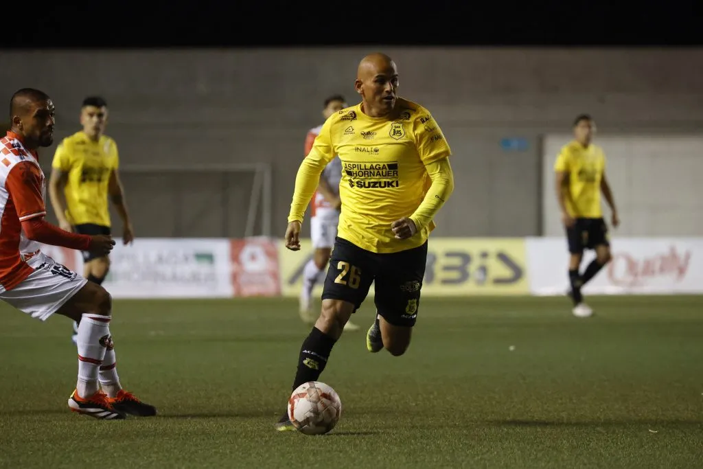 Humberto Suazo se está recuperando con miras a terminar su carrera profesional en cancha. (Foto: Photosport)