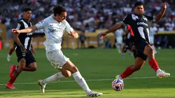 Matteo Darmian intenta un tiro al arco ante Víctor Guzmán en el empate 1-1 entre Inter y Monterrey en el Mundial de Clubes 2025.