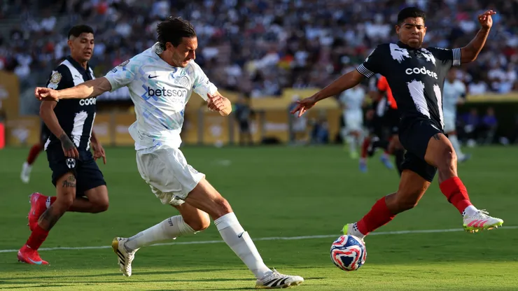 Matteo Darmian intenta un tiro al arco ante Víctor Guzmán en el empate 1-1 entre Inter y Monterrey en el Mundial de Clubes 2025.